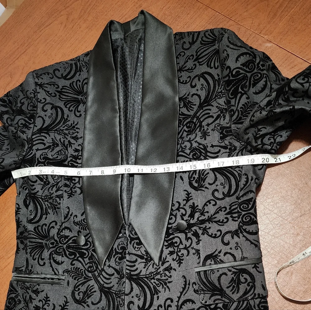 NWOT - Elegant Black and Gray Floral Blazer - Picture 3 of 9